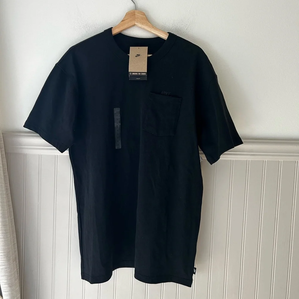 ⭐️ NEW Mens Nike Sportswear Premium Essentials Pocket T-Shirt Size Medium
